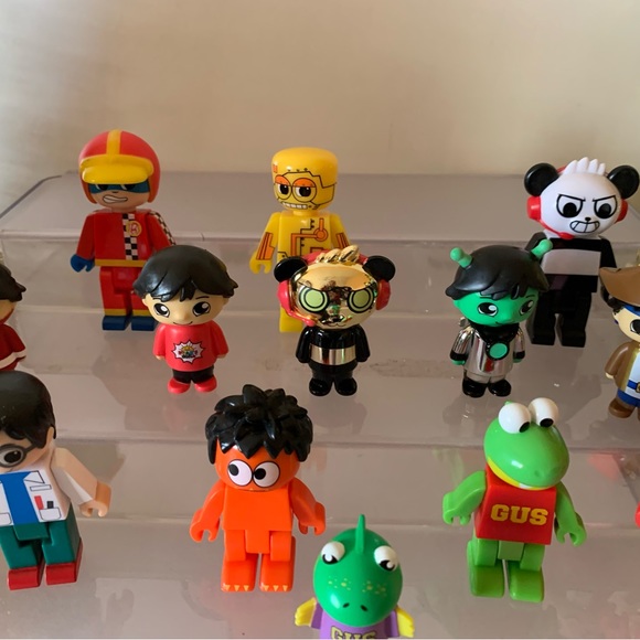 Pocket watch Ryans world robot, mini collectible figures lot of 13 Carrying case - Picture 8 of 9